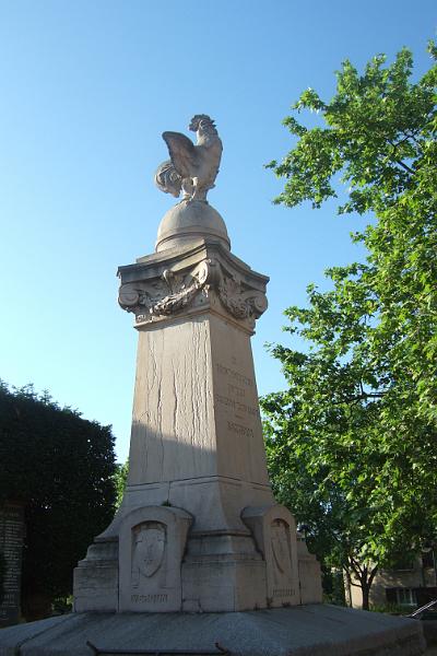 2011-05- (224).JPG - Das obligatorische Denkmal für die Toten der Kriege fehlt in keinem größeren Örtchen